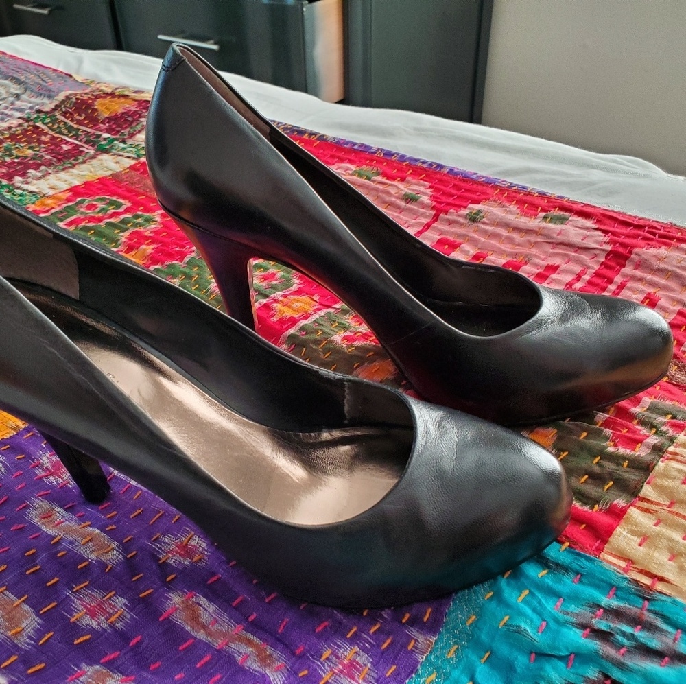 Nine west black pumps